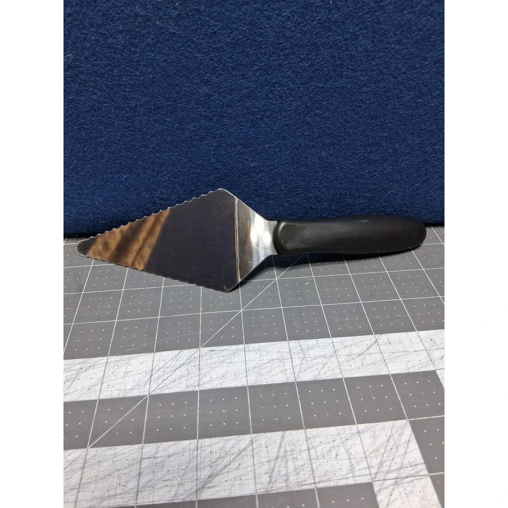 Pampered Chef Pie Cake Server Silver Black Serrated Edge with Blade Cover